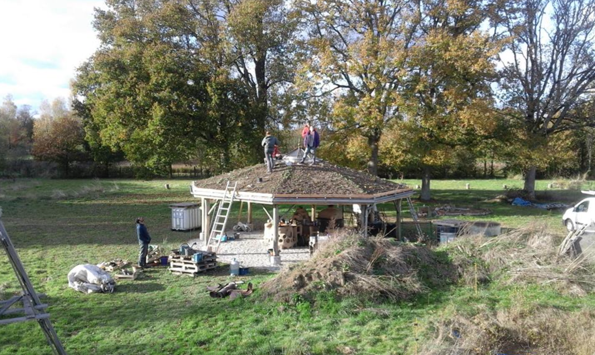 (44) Des nouvelles de l’Escampette de Saffré et de sa cuisine collective en terre crue !!